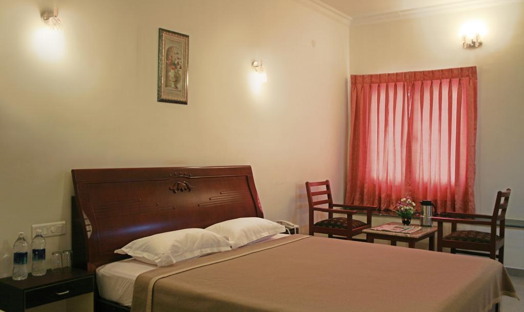 Kumararraja Palace Hotel Yelagiri Room photo